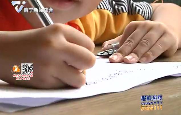 “妈妈”背后的原因……哭了！电子pg6岁男孩把保姆当成