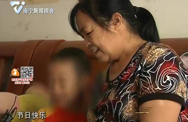 “妈妈”背后的原因……哭了！电子pg6岁男孩把保姆当成(图8)